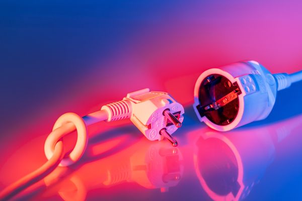 Conectores eléctricos iluminados en tonos azules y violetas