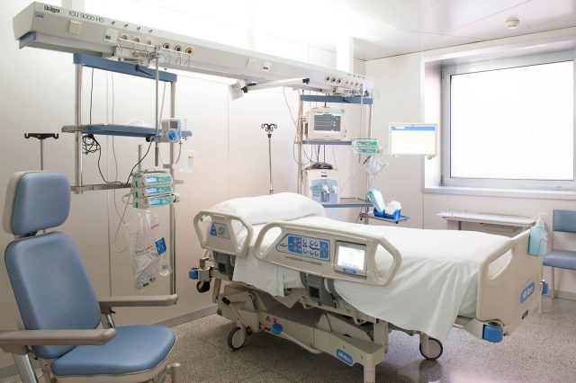 Habitación hospitalaria con monitores y equipos de cuidados intensivos