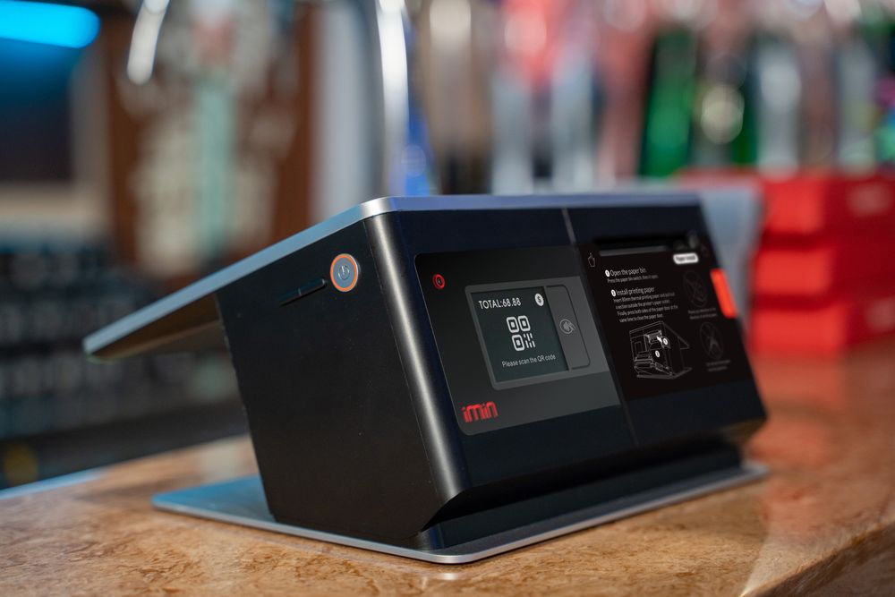 Terminal de punto de venta sobre el mostrador de un comercio